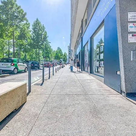 Apartment 44 Foch 3 *